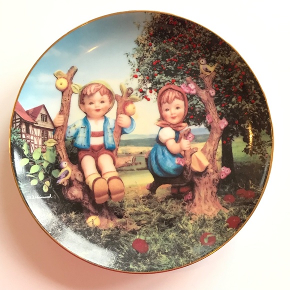 M.J. HUMMEL Plate Decor Apple Tree Boy and Girl Danbury Mint 8” Round - Picture 9 of 9
